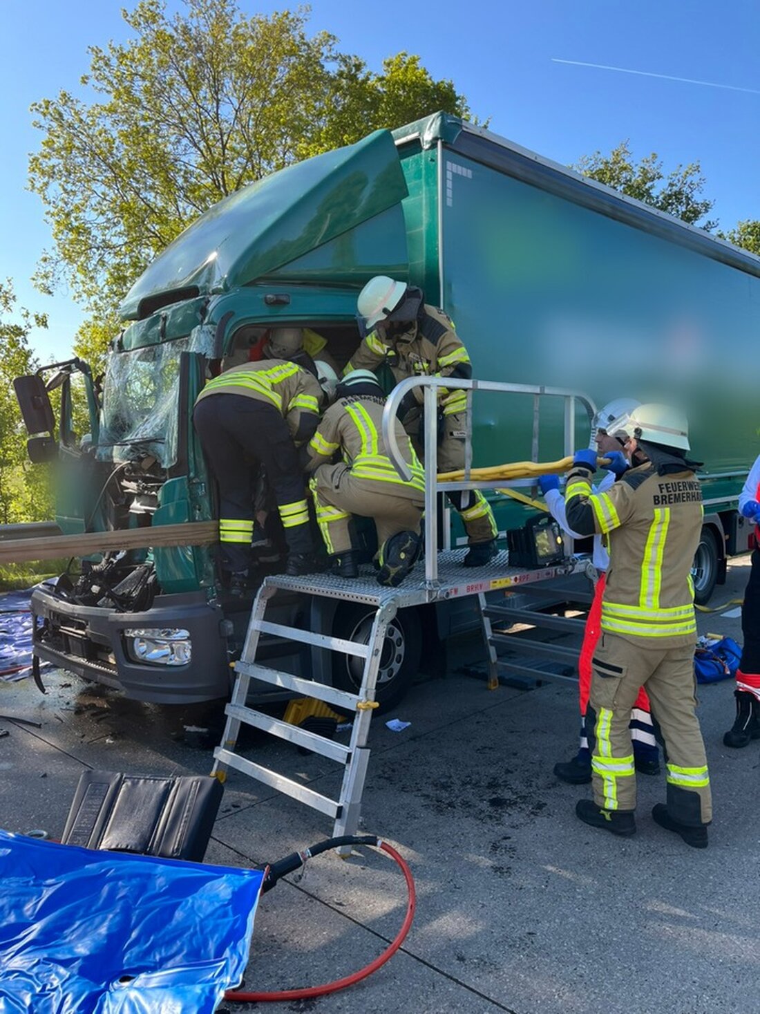 Feuerwehr Bremerhaven rettet schwer verletzte Lkw-Fahrerin nach Unfall auf der BAB 27. Gefahrgut unversehrt, Autobahn gesperrt.