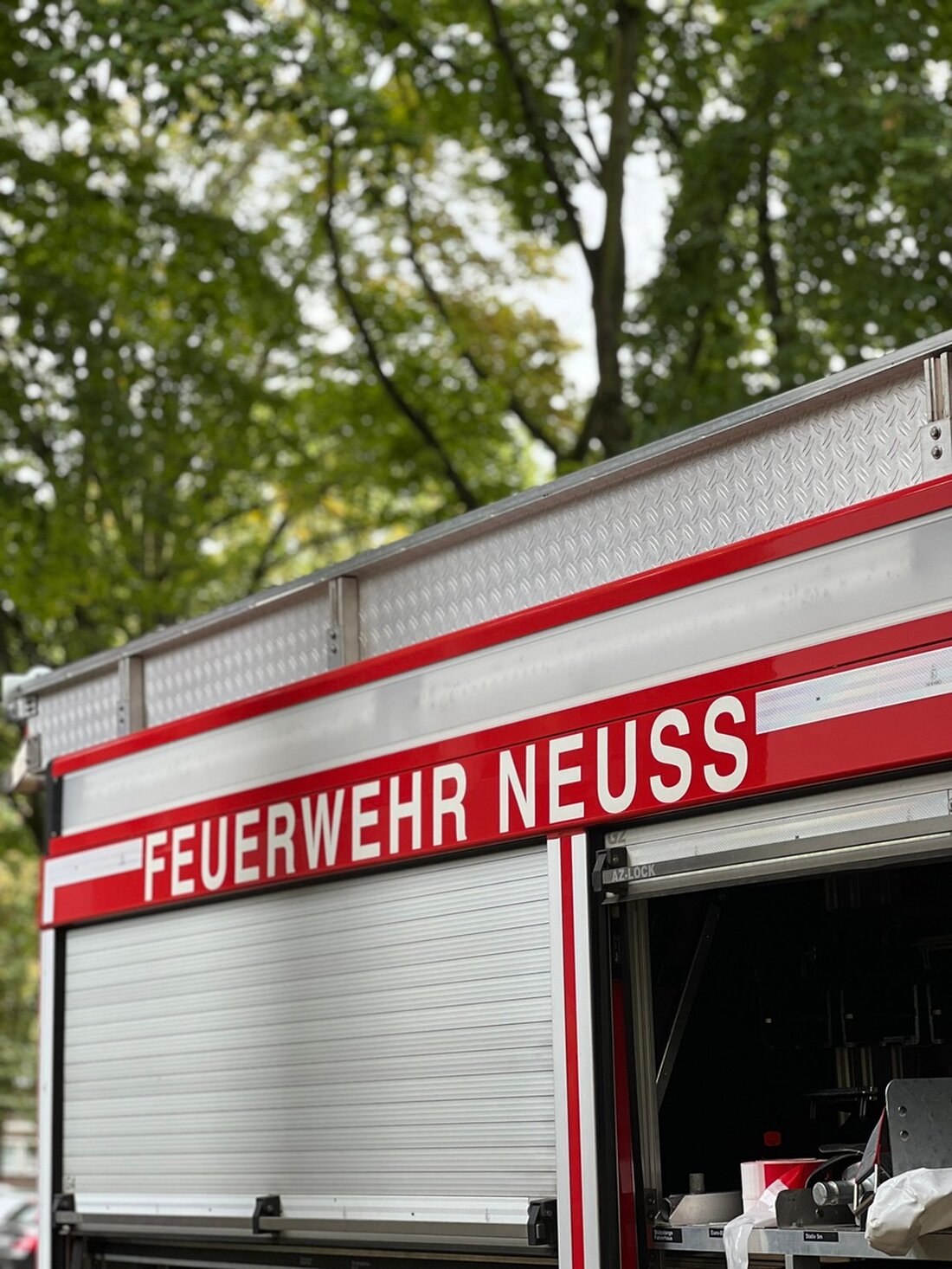 Am 13.02.2025 kam es auf der Düsseldorfer Straße zu einem schweren Verkehrsunfall zwischen einem Lkw und einer Radfahrerin. Die Feuerwehr Neuss befreite die schwer verletzte Frau unter dem Anhänger mit hydraulischem Rettungsgerät.
