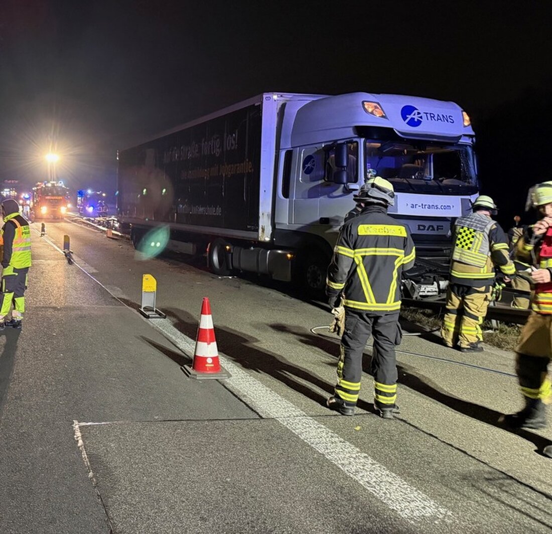 Schwerer Lkw-Unfall im Autobahnkreuz Hilden am 15. März 2025, Feuerwehr im Einsatz zur Bergung und Schadensbeseitigung.