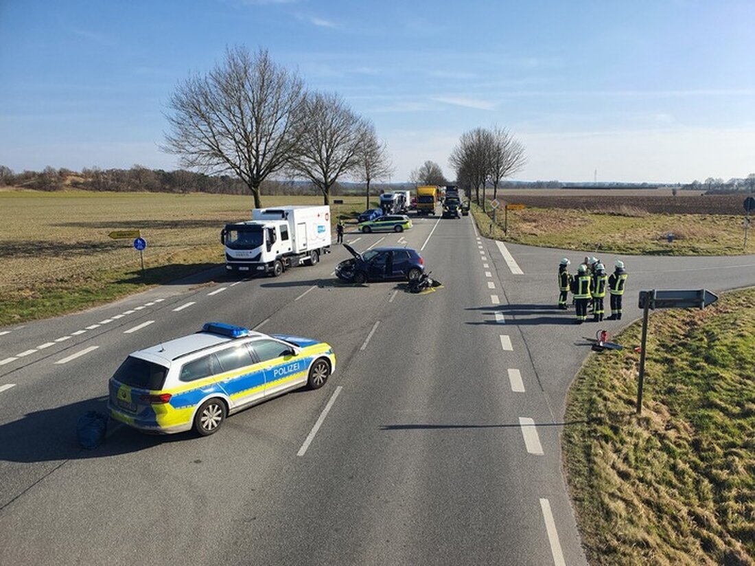 Ein 38-jähriger Motorradfahrer wurde heute bei einem Unfall in Buxtehude-Ketzendorf schwer verletzt. Polizei sucht Zeugen.