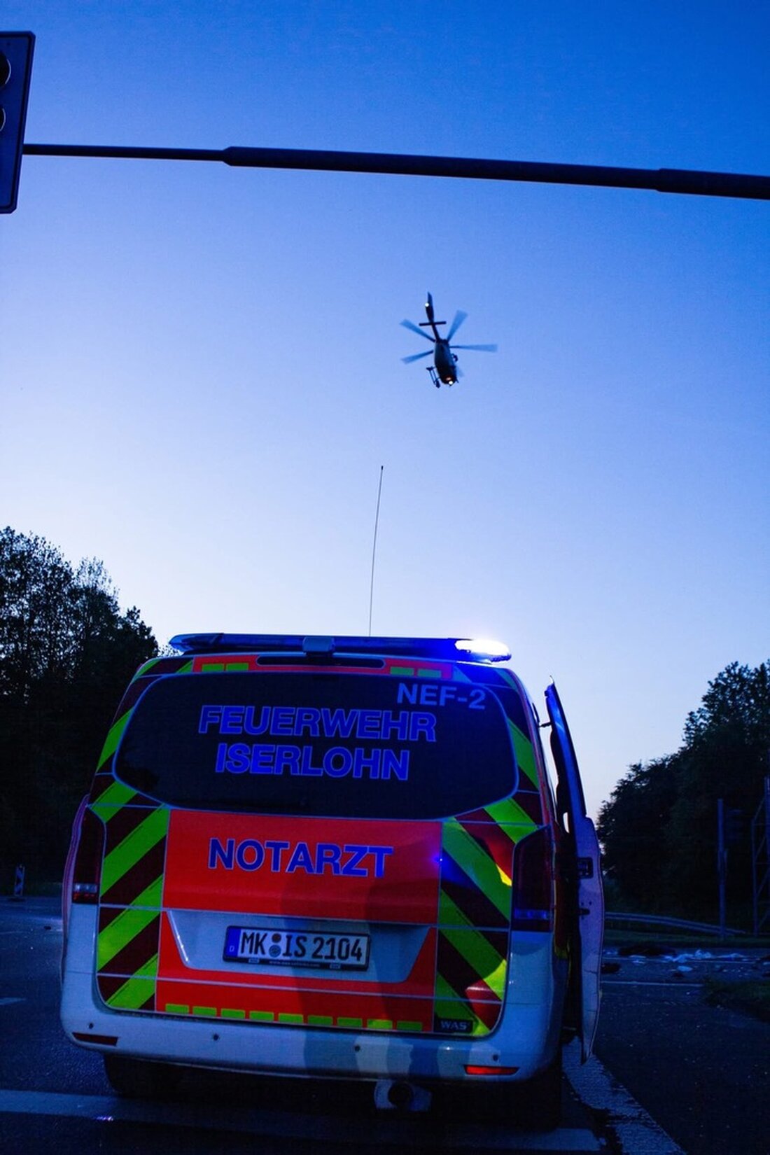 Am Dienstagabend kam es auf der Seilerseestraße zu einem schweren Motorradunfall zwischen Motorrad und Kleinwagen. Rettungskräfte wurden alarmiert.