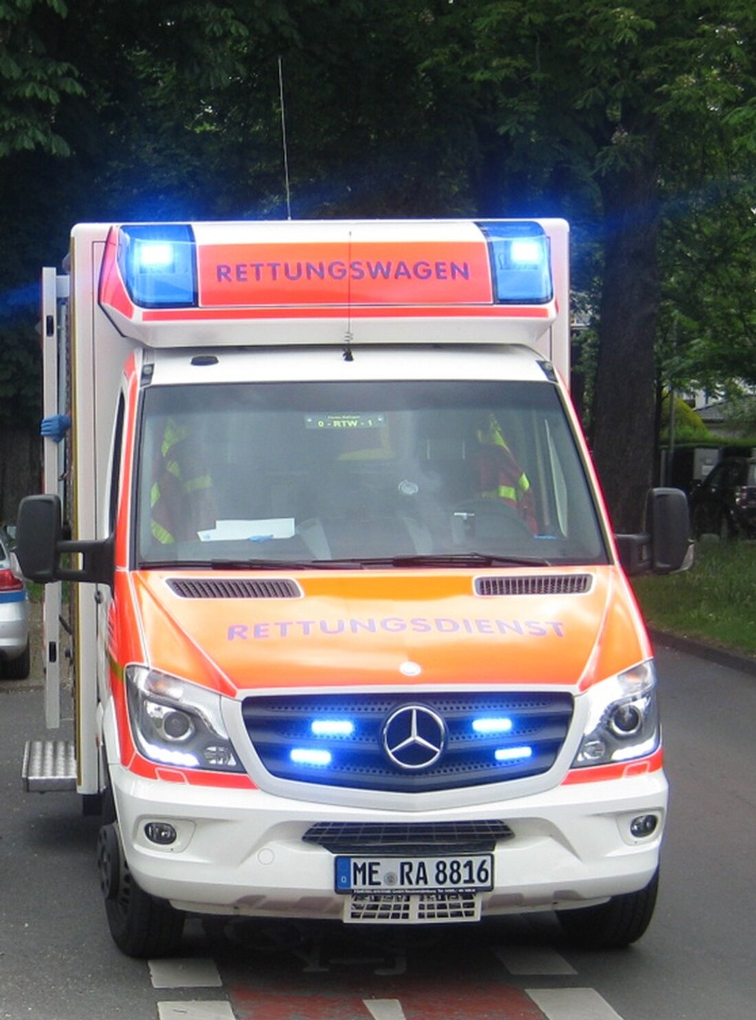In Mettmann verletzte ein Unfall am 30. April 2025 einen 70-jährigen Motorradfahrer schwer. Die Polizei ermittelt.