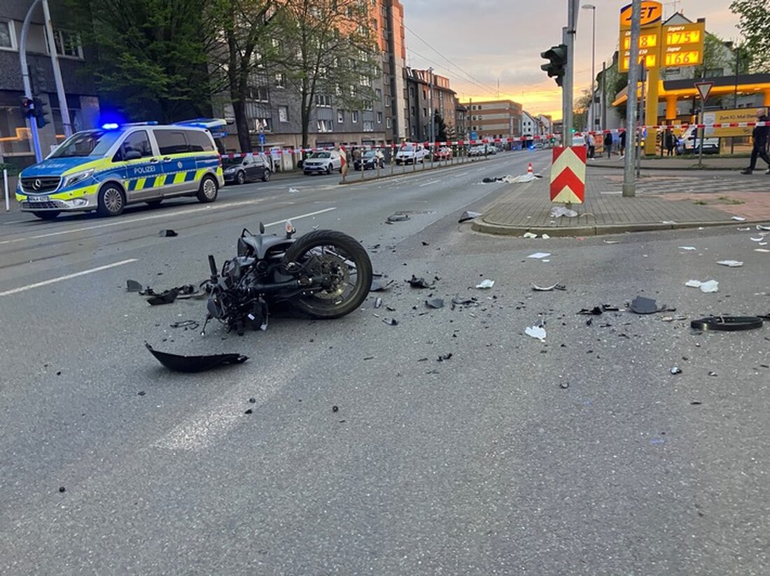 Am Freitagabend ereignete sich ein schwerer Verkehrsunfall zwischen PKW und Motorrad in Mülheim an der Ruhr. Zwei Motorradfahrer wurden schwer verletzt und ins Krankenhaus gebracht.