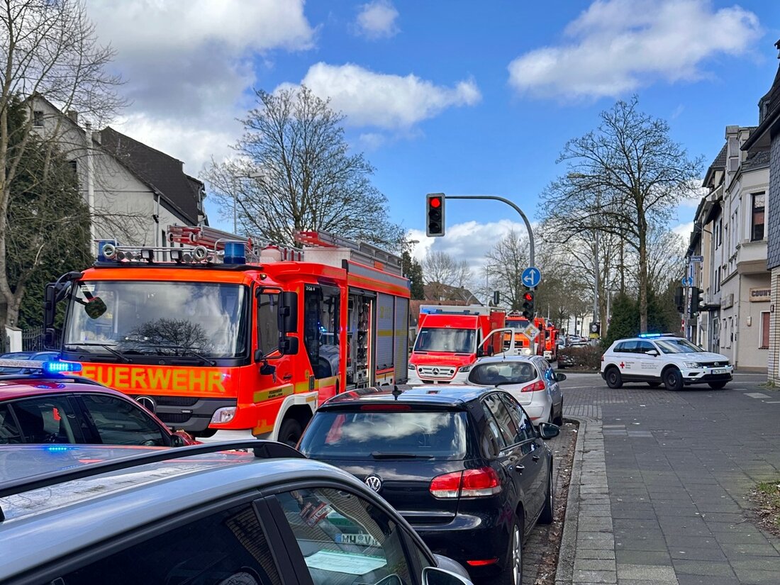 Schwerer Unfall an der U-Bahn-Haltestelle Christianstraße: Ein Mann wurde zwischen Zug und Bahnsteig eingeklemmt und schwer verletzt.