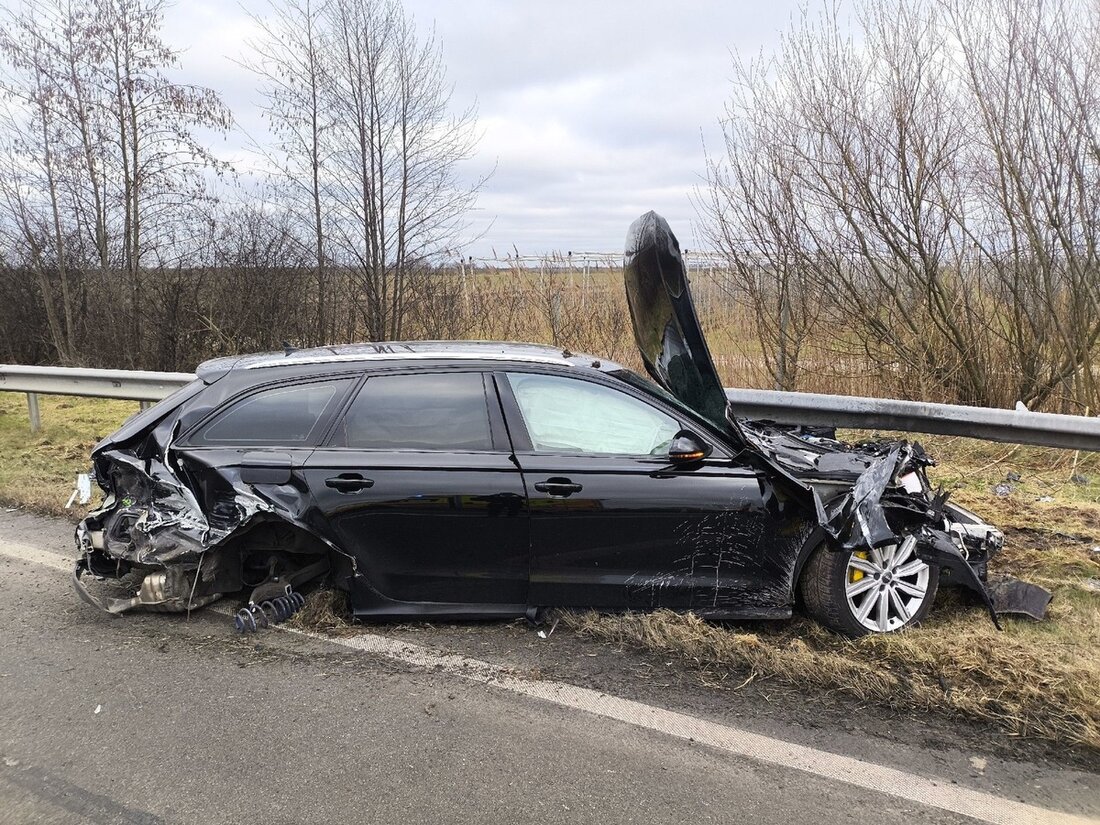 Auf der A26 bei Jork kam es zu einem Unfall mit zwei Fahrzeugen. Drei Insassen wurden leicht verletzt, die Autobahn war stundenlang gesperrt.