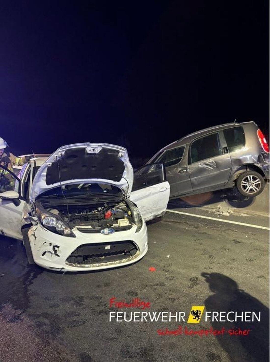 Am Mittwochabend ereignete sich ein Verkehrsunfall auf der A4 bei Köln mit vier Verletzten. Die Feuerwehr Frechen sicherte die Einsatzstelle.