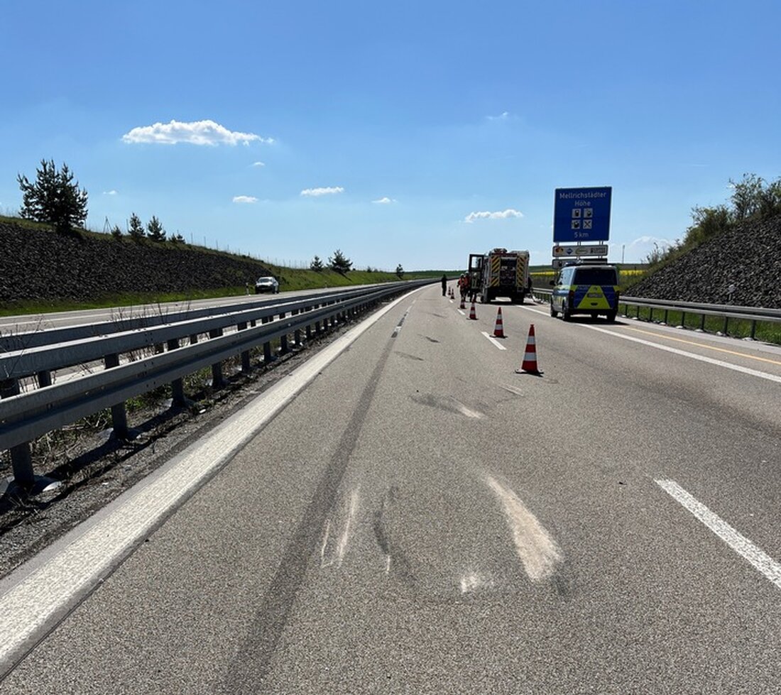 Ein schwerer Unfall auf der A71: Pkw überschlägt sich mehrfach nach Auffahrunfall mit Wohnmobil. Fahrer schwer verletzt, Beifahrerin lebensbedrohlich.