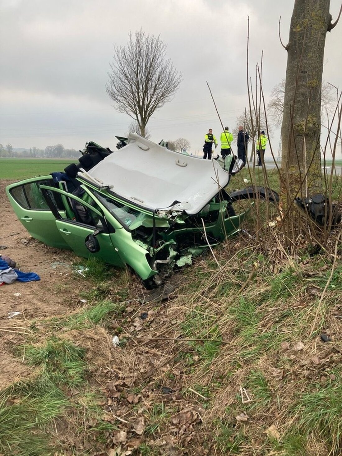 Schwerer Verkehrsunfall auf der B241 bei Borgentreich: Zwei Insassen schwer verletzt, Strecke mehrere Stunden gesperrt.