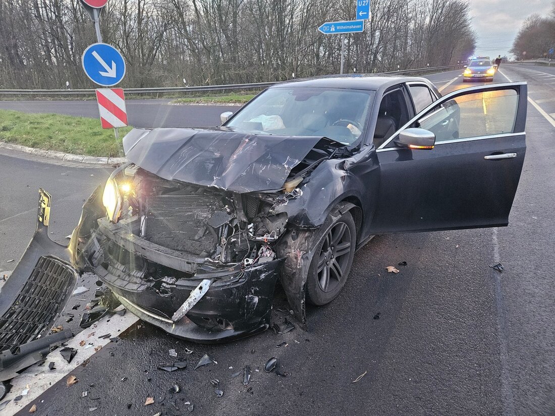 Schwerer Verkehrsunfall auf der B436 in Sande: Zwei Pkw kollidieren bei Einmündung zur BAB 29, Fahrer schwer verletzt. Zeugen gesucht.