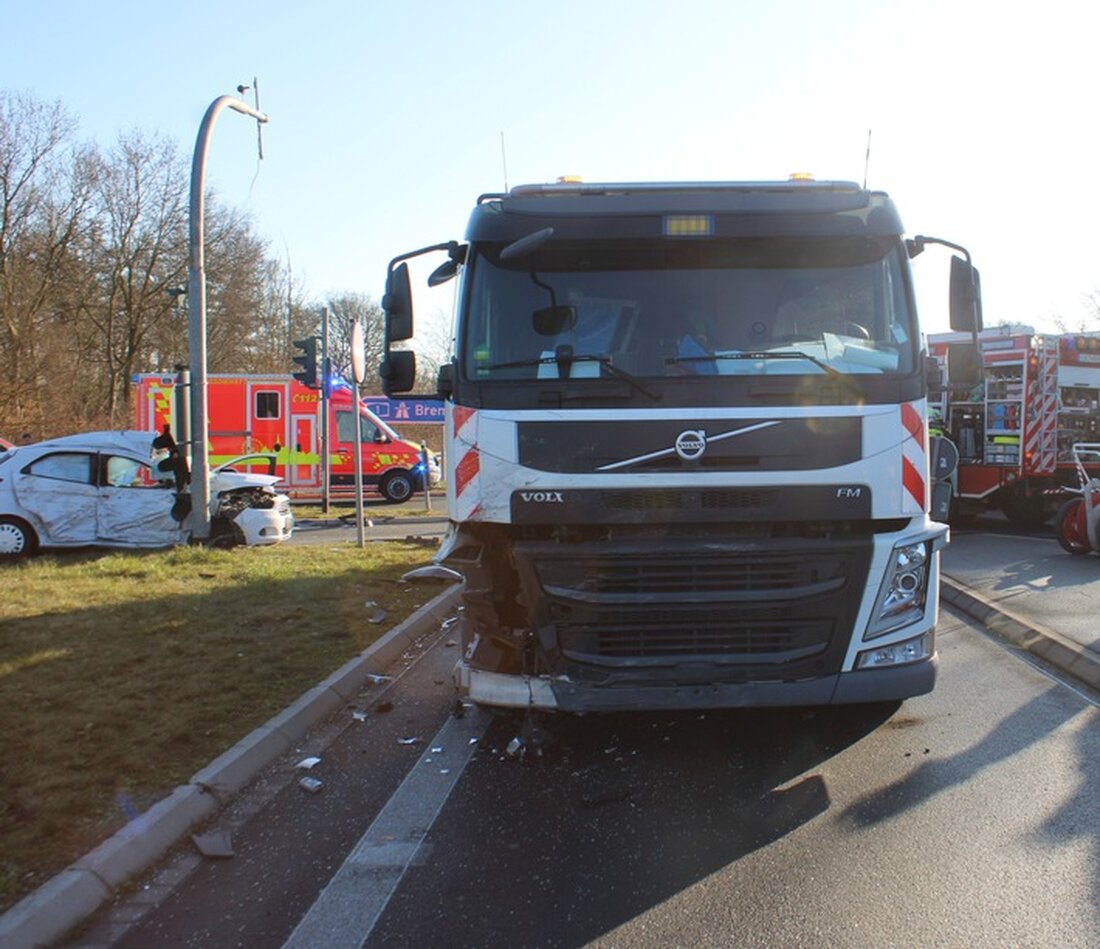 Am 17.03.25 kollidierten auf der B58 ein Auto und ein Lkw. Eine 32-Jährige wurde schwer verletzt; die B58 war stundenlang gesperrt.