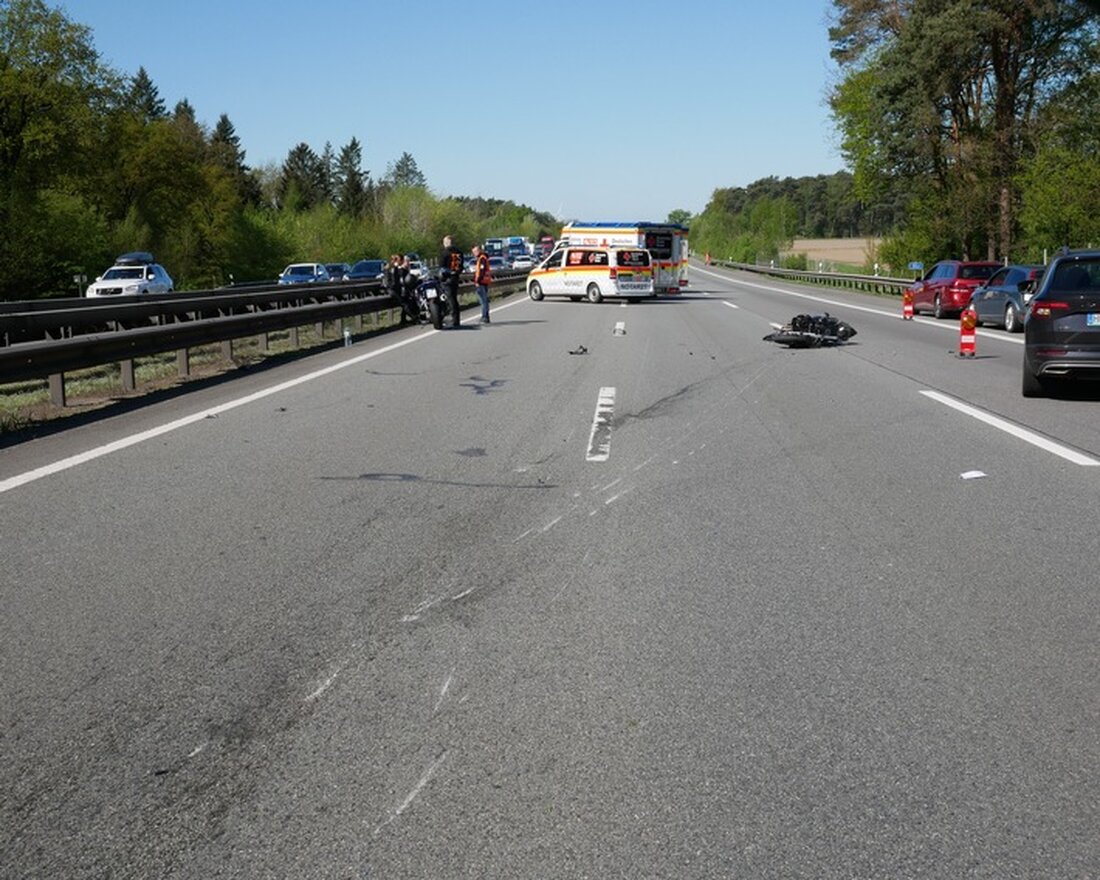 Verkehrsunfall auf der BAB 1: Zwei Motorradfahrer schwer verletzt. Zudem Ruhestörung in Rotenburg und Unfall mit Güllefass.