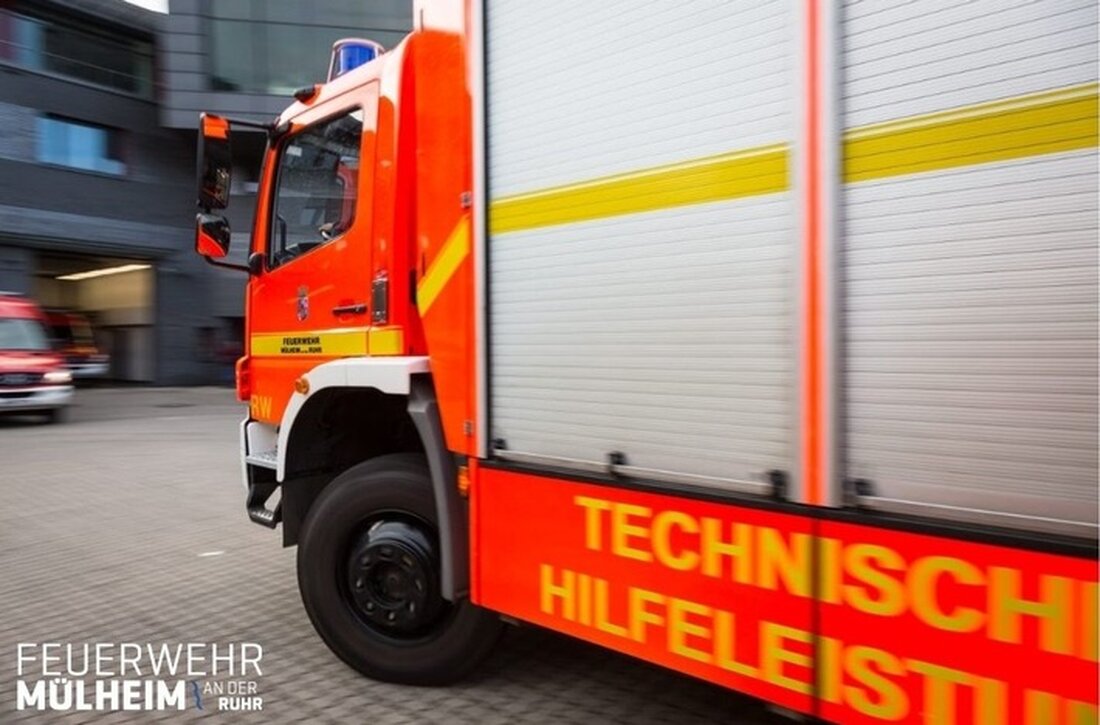 Schwerer Verkehrsunfall auf der A40 bei Mülheim: Elf Verletzte nach Kollision von fünf Fahrzeugen, Polizei ermittelt Unfallursache.