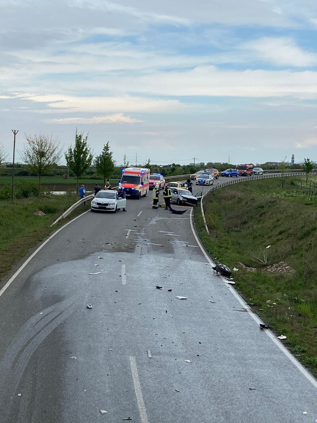 Schwerer Verkehrsunfall auf der B271 bei Kirchheim: PKW kollidiert mit LKW, Vollsperrung und umfangreiche Rettungsmaßnahmen erforderlich.
