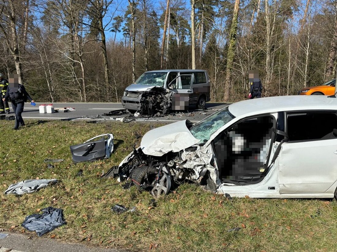 Zwei Personen verletzt nach Frontalkollision auf der B31 bei Eriskirch. Feuerwehr und Rettungsdienst im Einsatz.