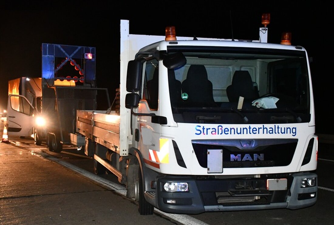 Auf der BAB 7 kam es zu einem Unfall, als ein Transporter mit Baustellenabsperrung kollidierte. Der Fahrer wurde verletzt.