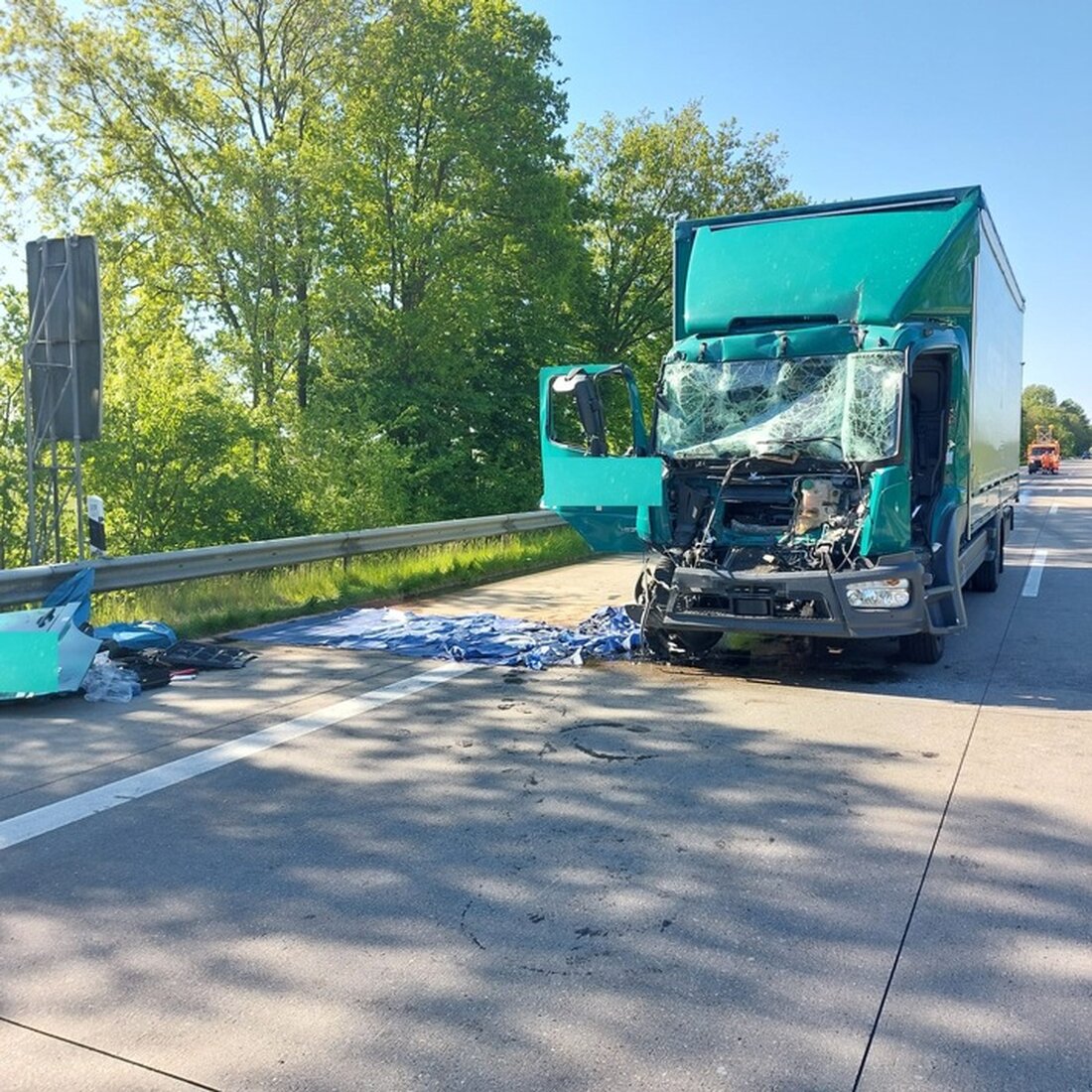Schwerer Unfall auf der BAB27 bei Loxstedt: Zwei Personen verletzt, Gefahrgutladung sorgt für stundenlange Vollsperrung.
