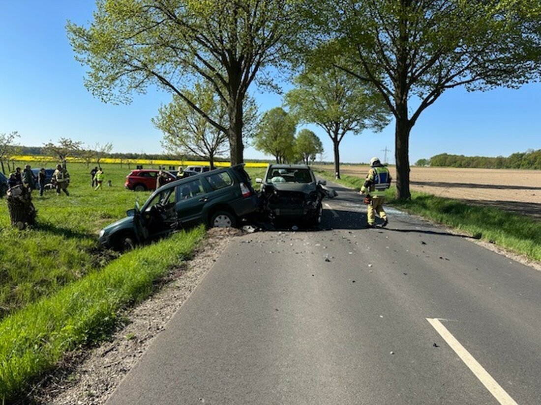Schwerer Verkehrsunfall auf der K70 in Wolfsburg: Eine 58-jährige Subaru-Fahrerin und ein 86-jähriger Nissan-Fahrer verletzt.