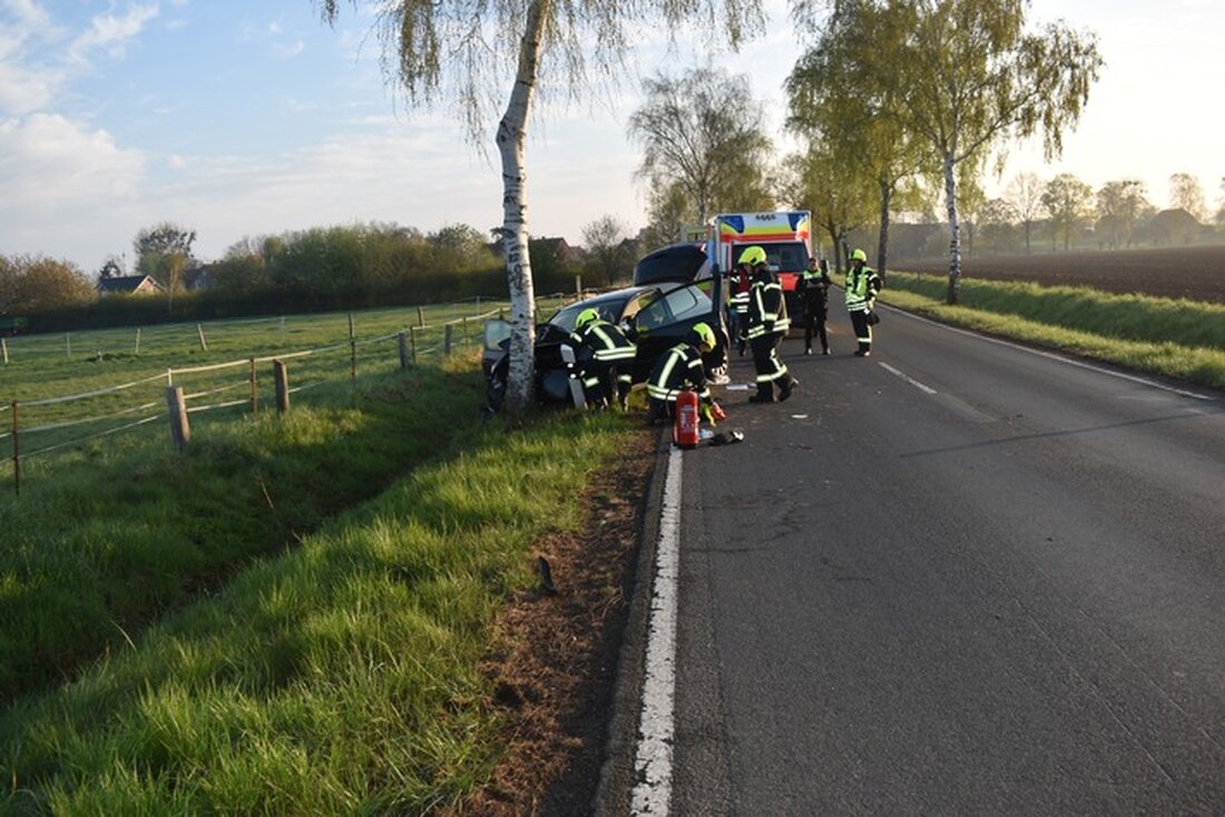Ein 22-jähriger Pkw-Fahrer prallt auf der Kreisstraße 18 bei Südhorsten in einen Baum. Die Straße bleibt gesperrt.