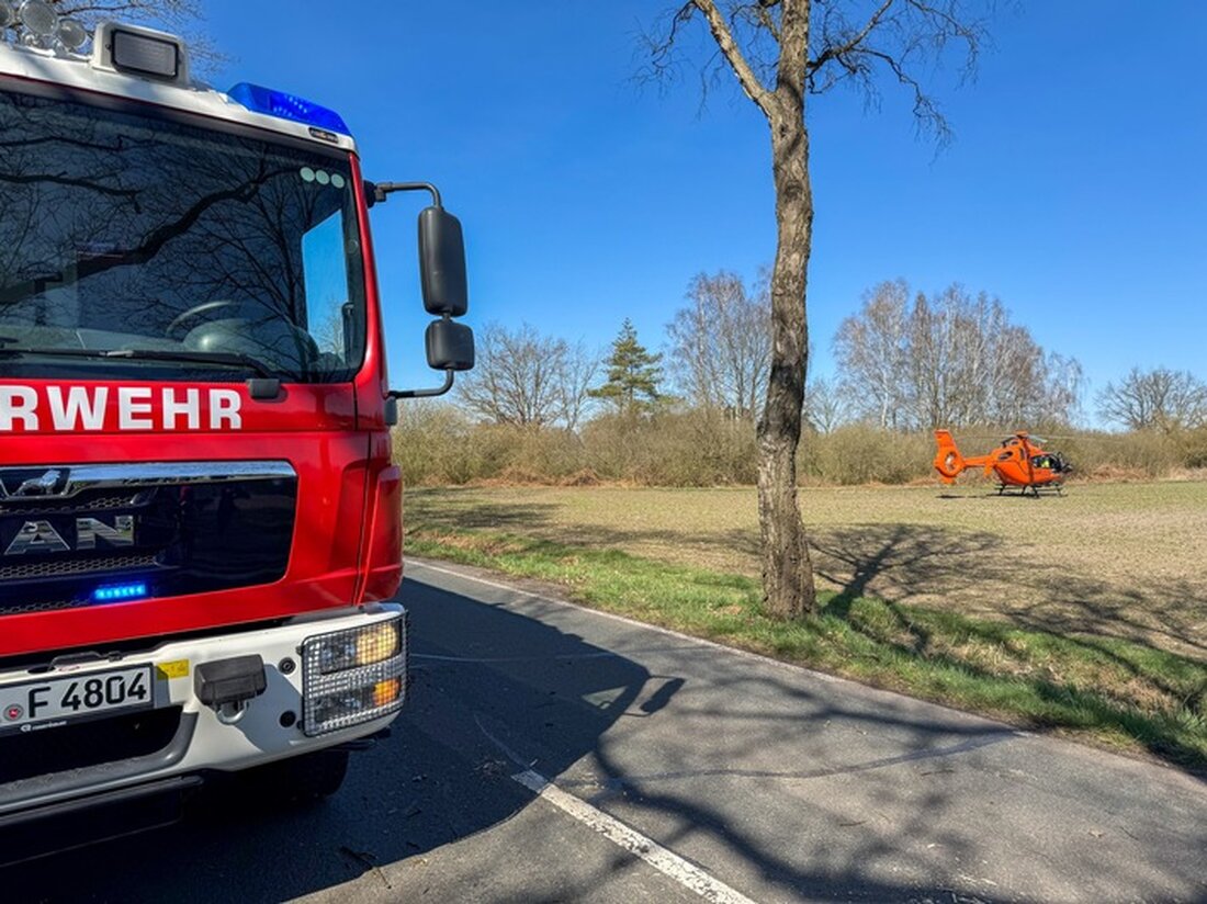 Feuerwehr Flotwedel rettet Fahrer nach schwerem Baumunfall bei Langlingen. PKW kollidierte mit Baum, Fahrer wurde befreit.