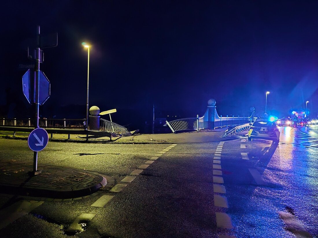 In Bad Zwischenahn kam es zu einem Verkehrsunfall, als ein Audi das Brückengeländer durchbrach. Der Fahrer wurde verletzt.