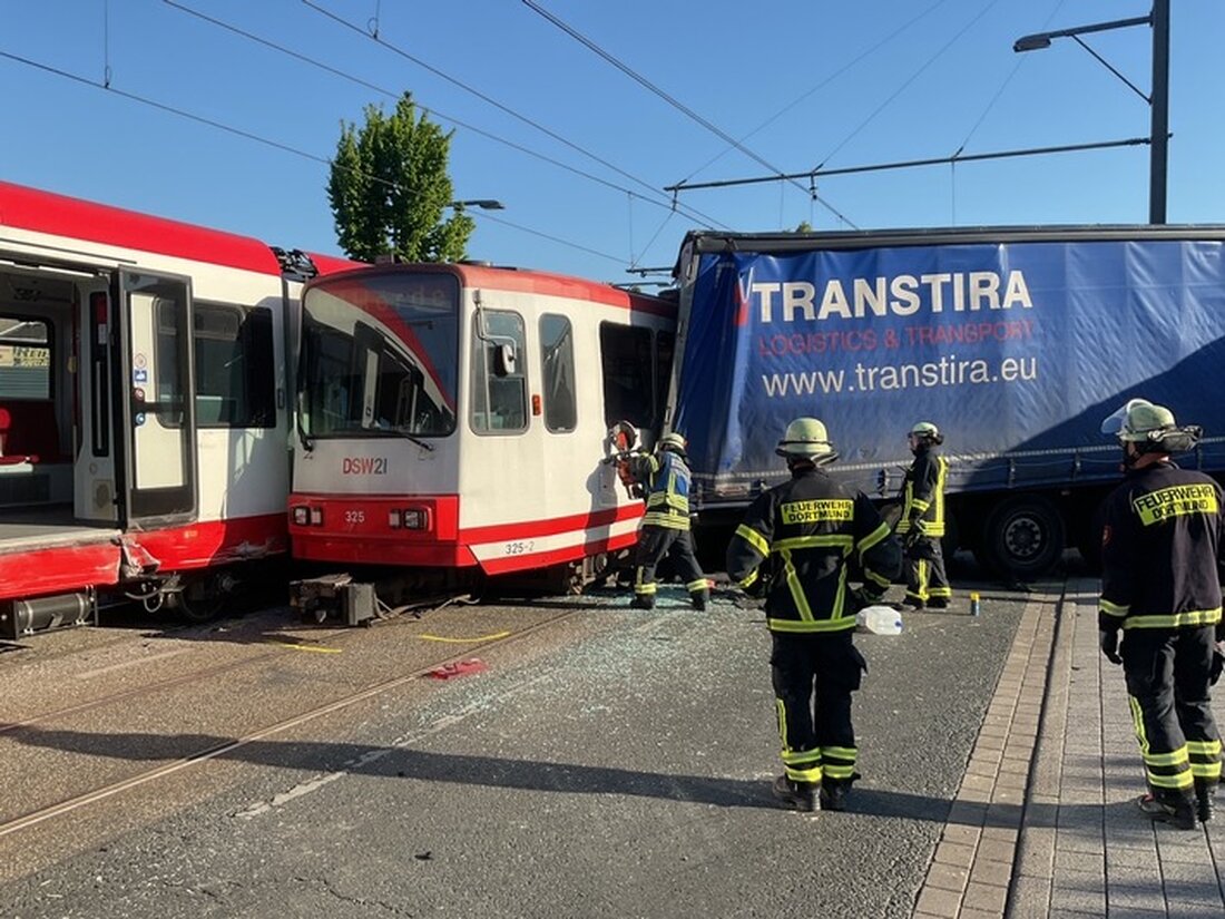 Schwerer Verkehrsunfall in Dortmund: LKW kollidiert mit zwei Stadtbahnen, mehrere Verletzte und umfangreiche Rettungsmaßnahmen.