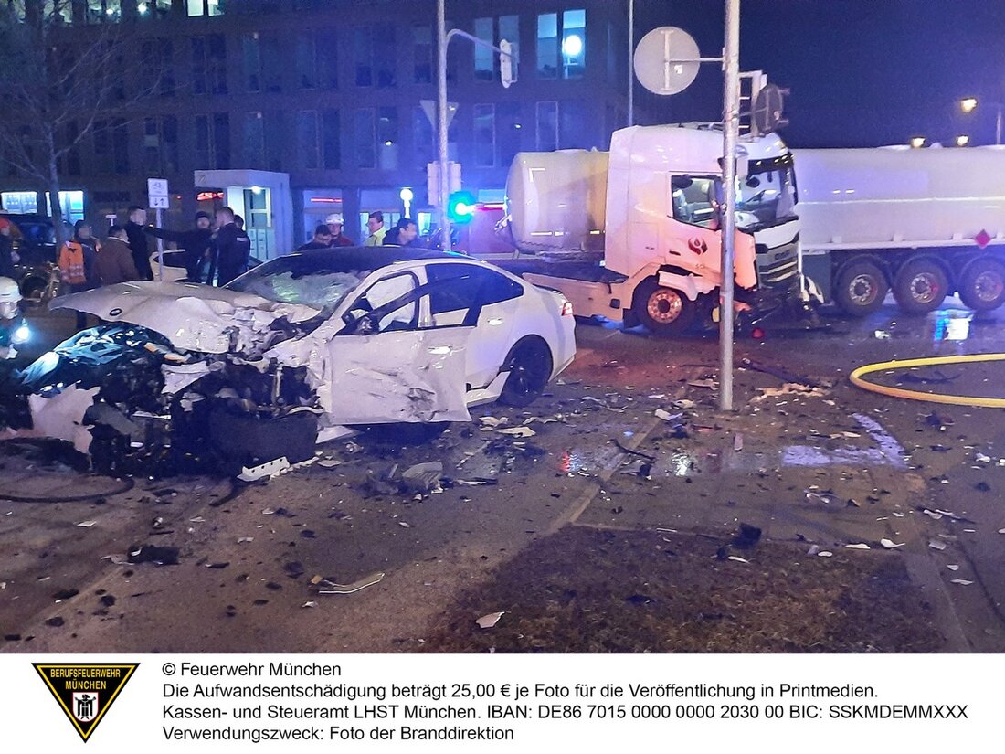 Schwerer Verkehrsunfall in München: Tanklastzug kollidiert mit BMW. Verletzte wurden ins Krankenhaus gebracht, Verkehrsbehinderungen entstanden.
