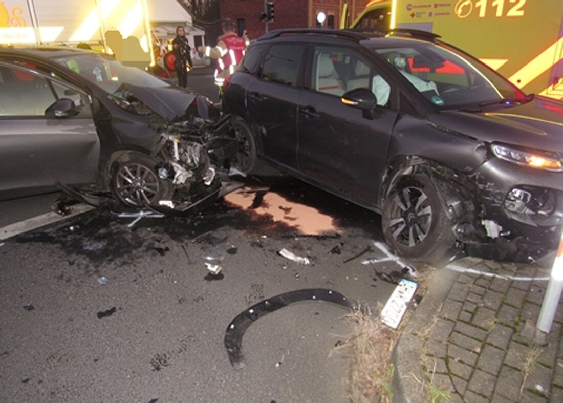 Am Sonntag, 2. März 2025, kam es in Ratingen zu einem Verkehrsunfall mit drei Verletzten, nachdem die Vorfahrt missachtet wurde.