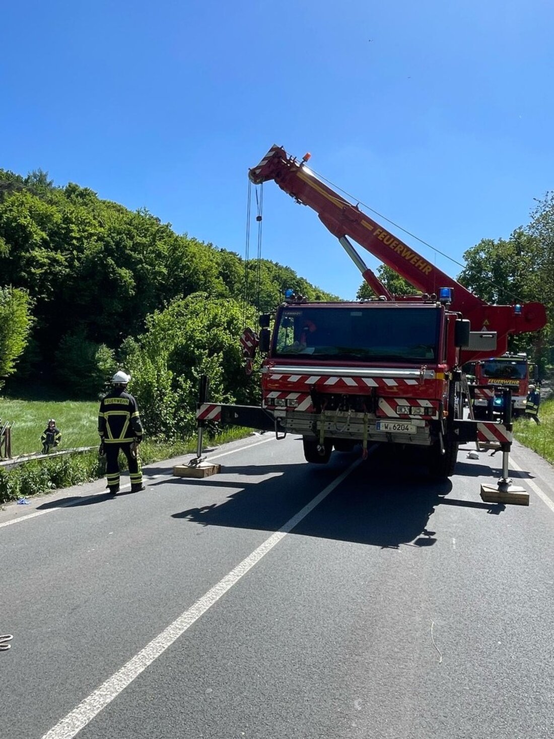 Schwerer Verkehrsunfall in Sprockhövel: Ein Linienbus und ein Kleintransporter kollidierten, zehn Personen verletzt, Rettungsmaßnahmen im Gange.