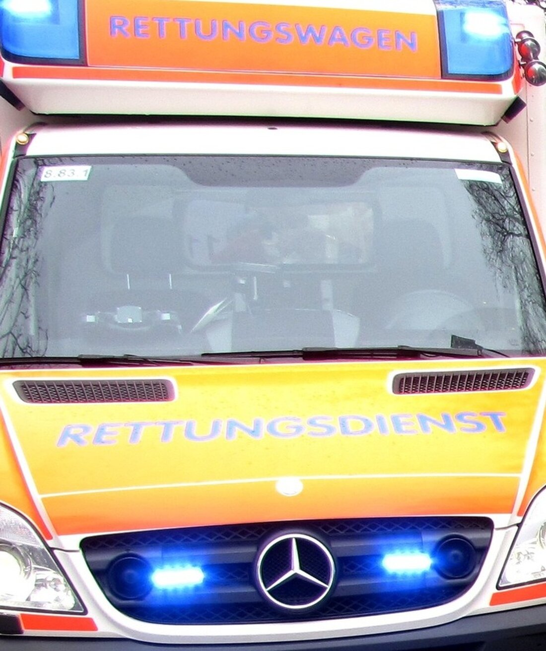 In Wülfrath verletzte ein Kind (10) bei einem Verkehrsunfall einen Audi. Die Polizei ermittelt, der Straßenverkehr wurde gesperrt.