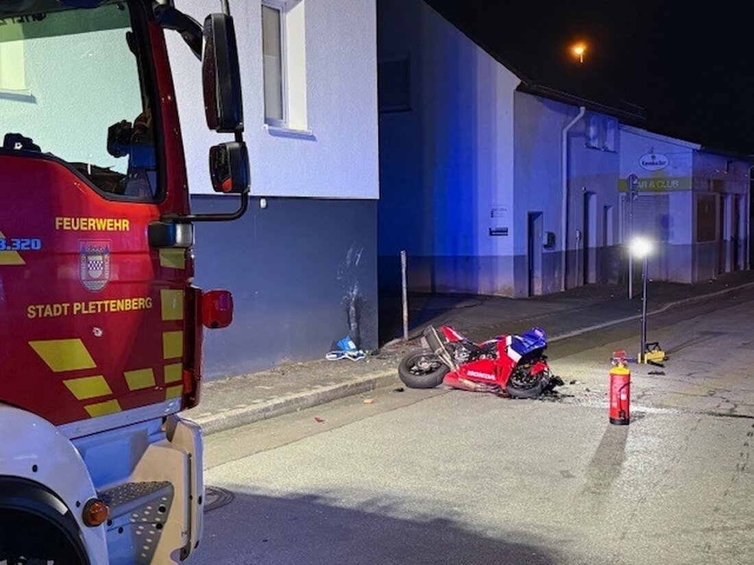 Schwerer Motorradunfall in Plettenberg: Feuerwehr rettet Fahrer nach Frontalzusammenstoß mit Hauswand, medizinische Versorgung vor Ort.