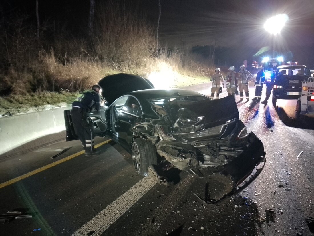 Freiwillige Feuerwehr Burscheid im Einsatz: Schwerer Verkehrsunfall auf der BAB 1, Stau und fehlende Rettungsgasse behindern Rettungskräfte.