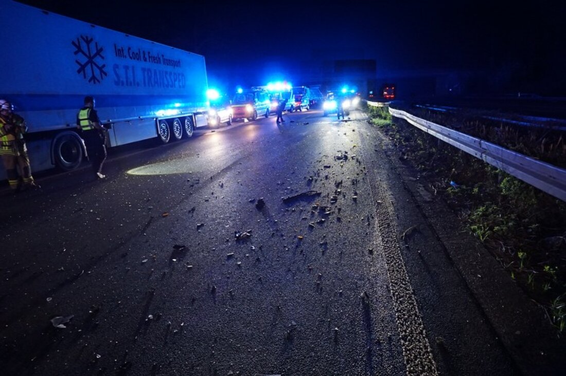 Schwerer Verkehrsunfall auf der BAB 3 bei Ratingen: Fünf Verletzte nach Kollision zwischen PKW und LKW. Feuerwehr im Einsatz.