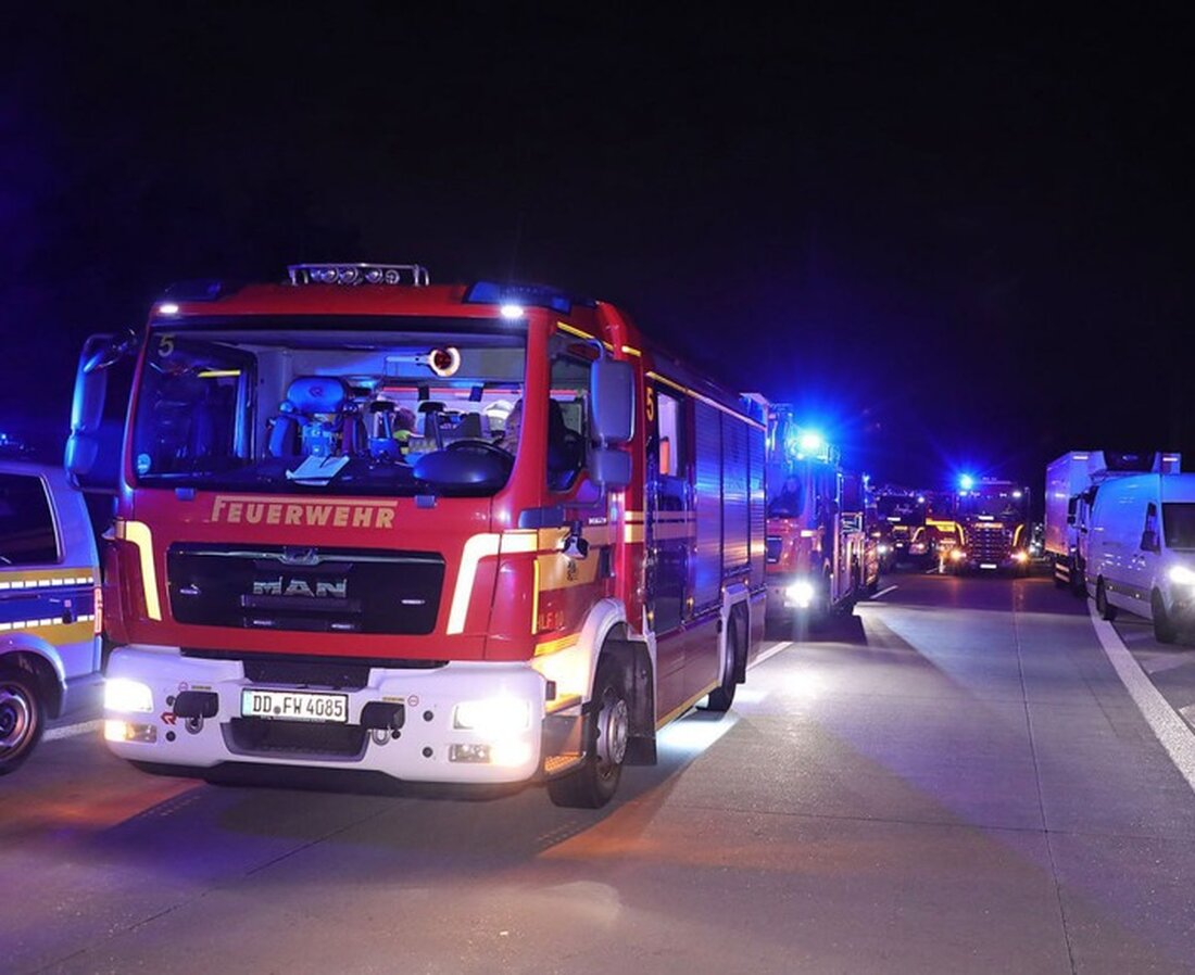 Schwerer Verkehrsunfall auf der A17 bei Dresden: Eine Person verstorben, mehrere Verletzte. Polizei ermittelt.