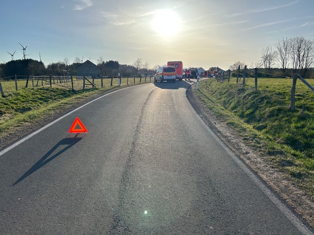 Am 09.04.2025 kam es auf der K76 bei Ormont zu einem Verkehrsunfall mit fünf Verletzten. Polizei und Rettungskräfte im Einsatz.