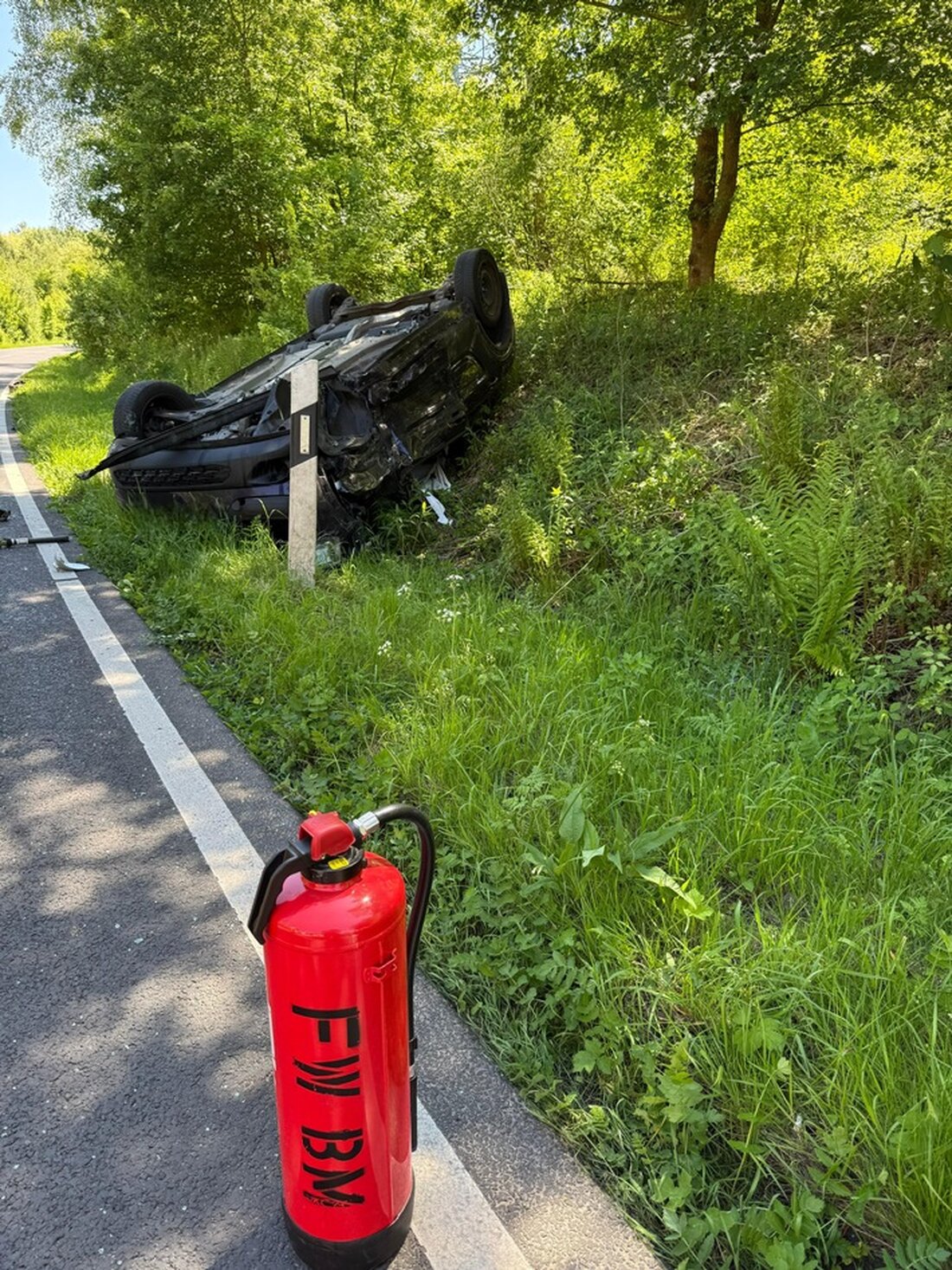 Vier Personen, darunter ein Kind, wurden bei einem Frontalzusammenstoß auf der L93 in Bergheim verletzt. Feuerwehr und Rettungsdienst im Einsatz.