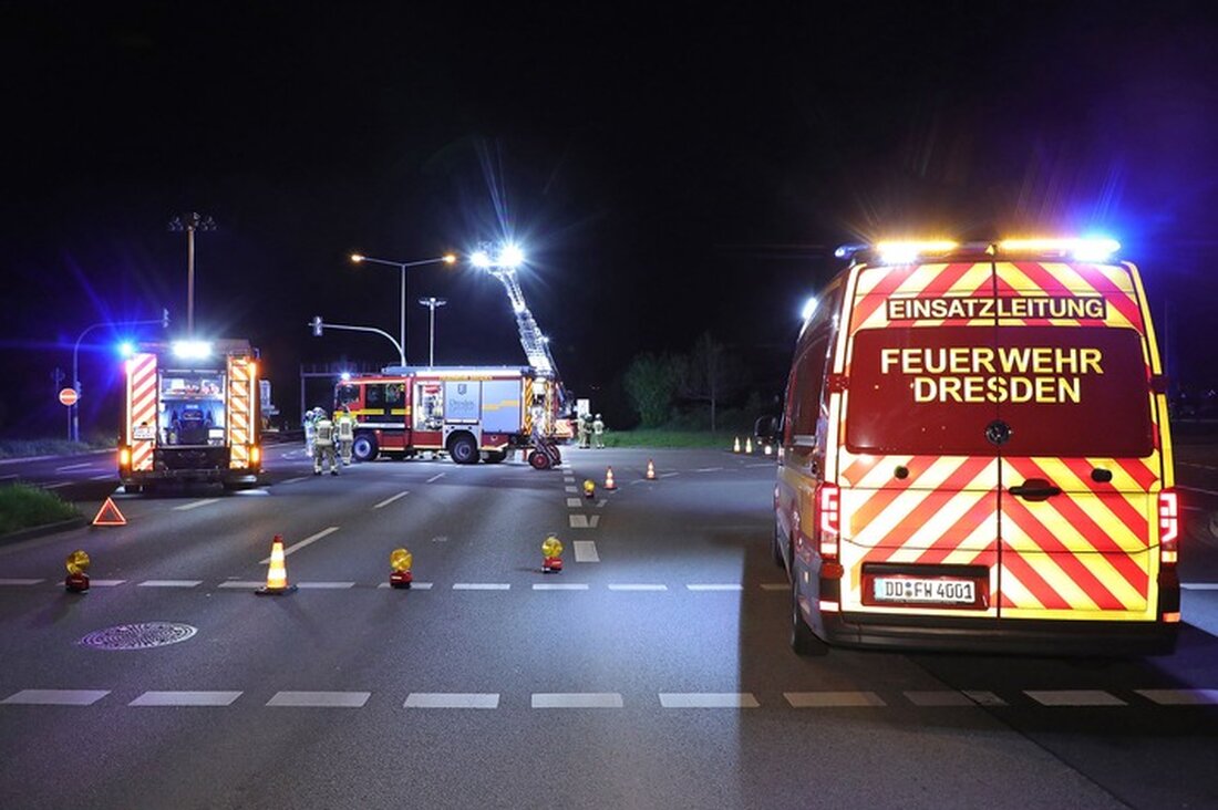 Schwerer Verkehrsunfall in der Washingtonstraße: Sechs Personen, darunter ein schwerverletzter BMW-Fahrer, wurden ins Krankenhaus gebracht. Feuerwehr und Rettungsdienst schnell vor Ort.