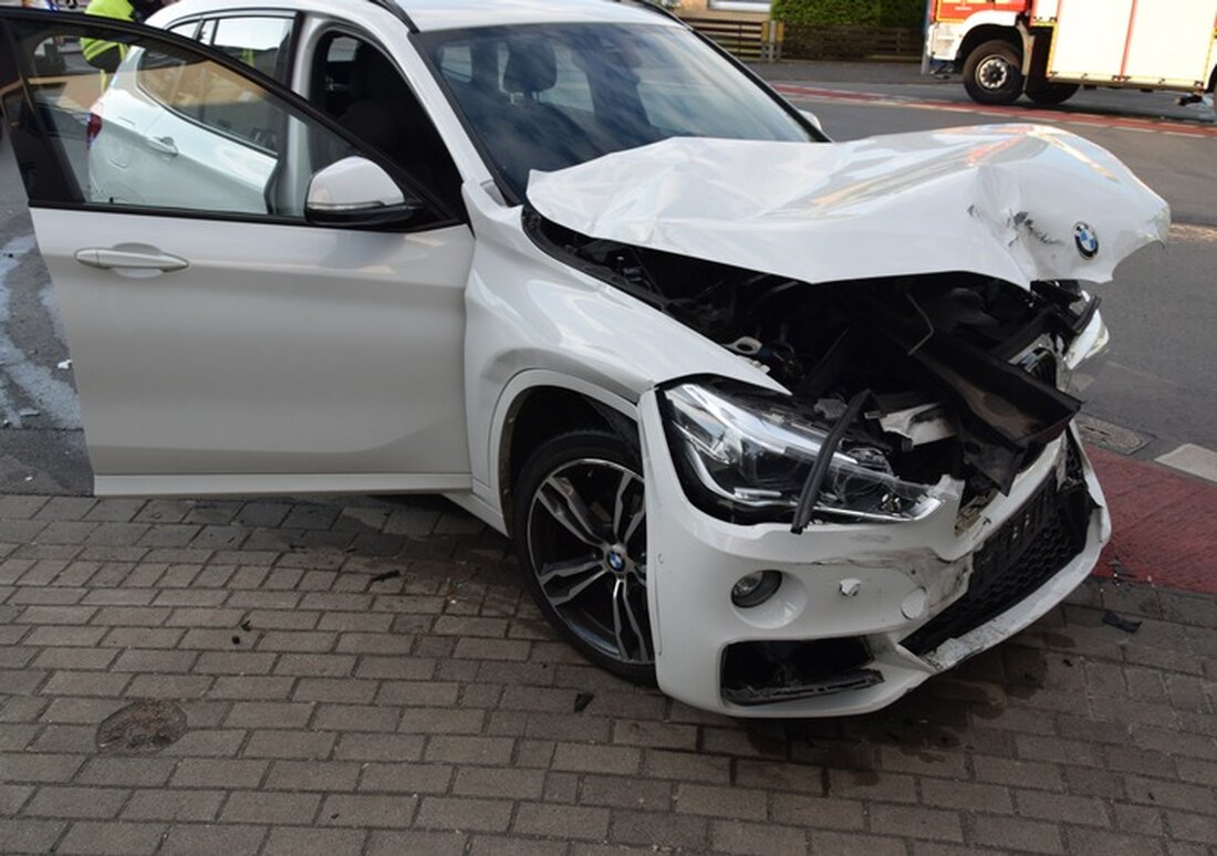 Bei einem Unfall in Herford überschlug sich ein Hyundai nach der Kollision mit einem BMW. Eine Beifahrerin wurde schwer verletzt.