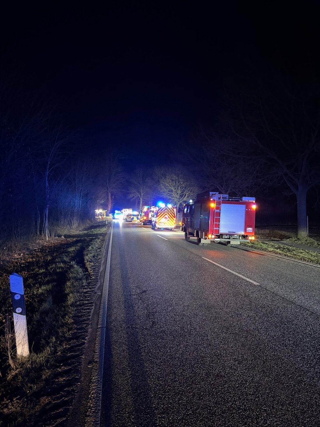 Schwerer Verkehrsunfall in Klein Rönnau: Zwei verletzte Personen wurden ins Krankenhaus gebracht; Einsatzkräfte von Feuerwehr und Rettungsdienst vor Ort.