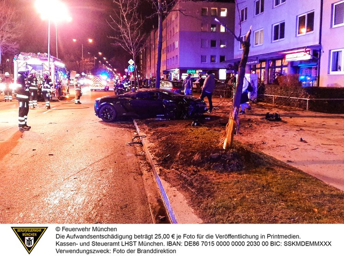 Zwei Personen verletzt nach Verkehrsunfall am Frankfurter Ring in Milbertshofen. Feuerwehr München im Einsatz, Straßen gesperrt.