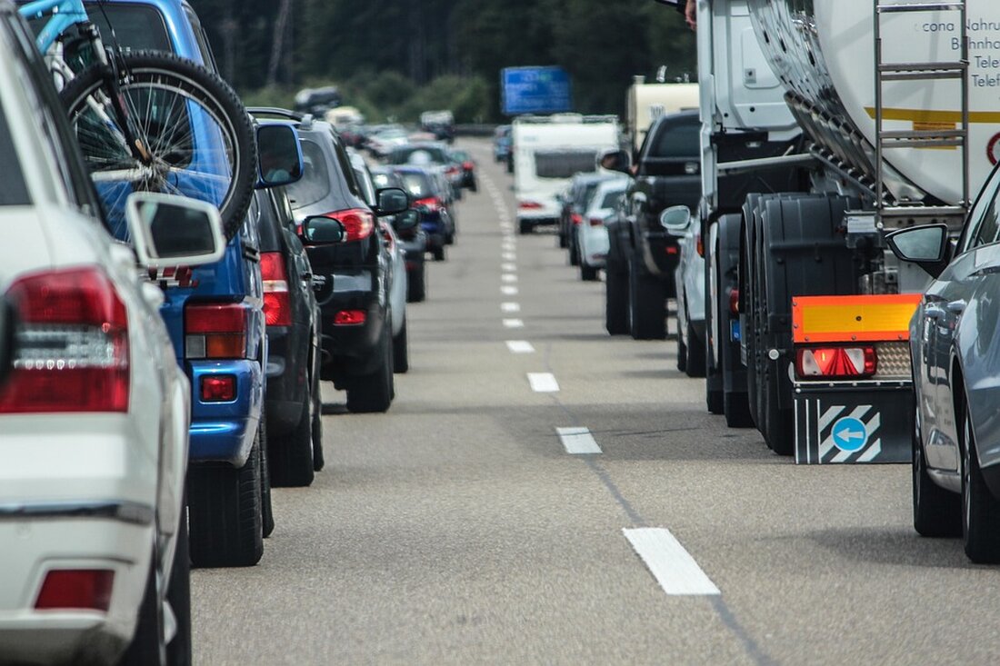 Das Ordnungsamt Reinickendorf führte in den vergangenen Tagen Schwerpunktkontrollen zu Verkehrsordnungswidrigkeiten im Lettekiez durch, aufgrund von zahlreichen Beschwerden von Anwohnern. Über 60 Ordnungswidrigkeiten wurden an fünf verschiedenen Tagen festgestellt, was die Notwendigkeit verstärkter Kontrollen unterstreicht, um die Sicherheit und Ordnung im öffentlichen Straßenland zu gewährleisten. Besonders mobilitätseingeschränkte Personen, wie Rollstuhlfahrer und Familien mit kleinen Kindern, sind von den falsch abgestellten Fahrzeugen auf Gehwegen betroffen und dadurch in ihrer Sicherheit gefährdet. Die Bezirksstadträtin Julia Schrod-Thiel betonte die Problematik insbesondere in den Abendstunden, wenn Gehwege, Wendebereiche und Einfahrten von widerrechtlich parkenden Fahrzeugen blockiert werden. Dies führt nicht nur zu Einschränkungen im Fließverkehr, &hellip;