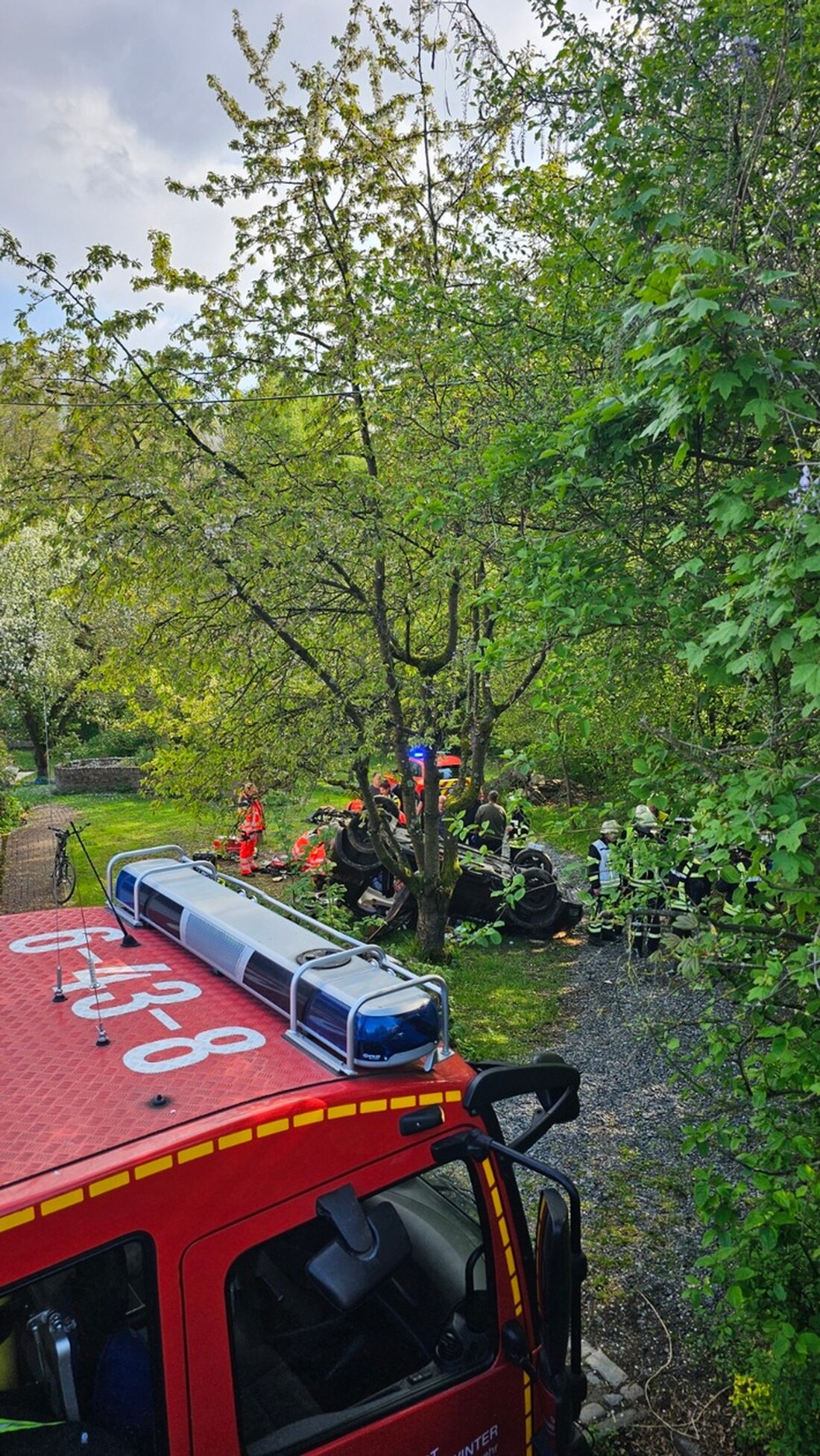 Ein schwerverletzter Mann nach Alleinunfall in Königswinter-Sandscheid: Feuerwehr unterstützt Rettungskräfte bei Reanimation.