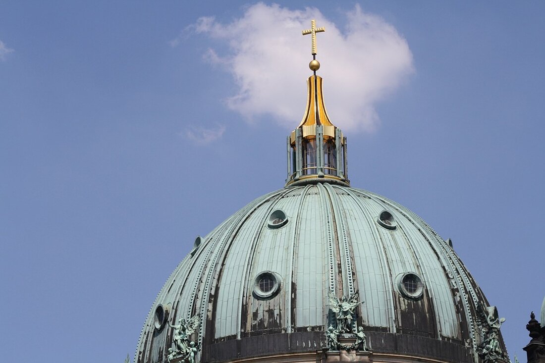 Erleben Sie am 12. November um 19:30 Uhr im Kulturhaus Karlshorst das fesselnde Science-Fiction-Drama "Berlin 2024 – Liver als das Leben" von Kai O. Schubert. Begleiten Sie den Protagonisten auf seiner spannenden Suche nach Identität in einer mediengesteuerten Zukunft. Sichern Sie sich jetzt Ihre Karten!