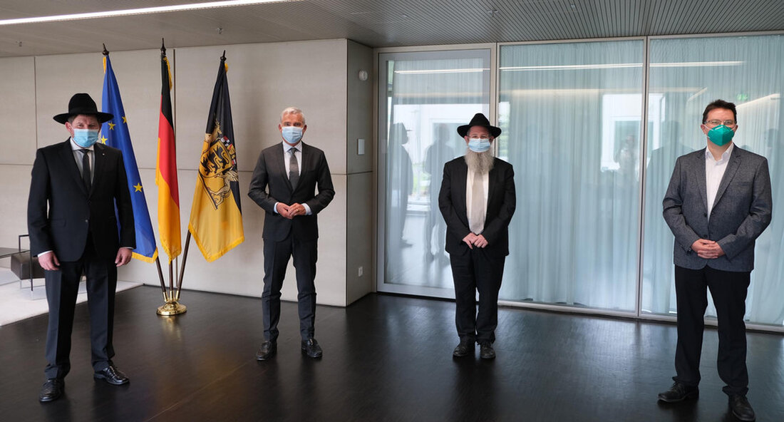 Die Polizeirabbiner des Landes Baden-Württemberg sind für sechs Monate im Amt. Zeit für Minister Stobl, eine durchweg positive Bilanz der Beteiligten zu ziehen &#8211; bestes Lob für diese Initiative. „Das Judentum ist seit 1700 Jahren ein nachweisbares Zeugnis deutscher Geschichte und Kultur, es gehört zu Deutschland. Daran denken wir in diesem Jahr besonders, in dem wir dieses Jubiläum „1.700 Jahre jüdisches Leben in Deutschland“ feiern. Wir sind dankbar, dass jüdisches Leben und jüdische Kultur unser Land wieder auf vielfältige Weise bereichern. Unsere Polizeirabbiner Moshe Flomenmann und Shneur Trebnik leisten als bundesweit erste Polizeirabbiner einen wichtigen Beitrag zur Offenheit und Toleranz &hellip;