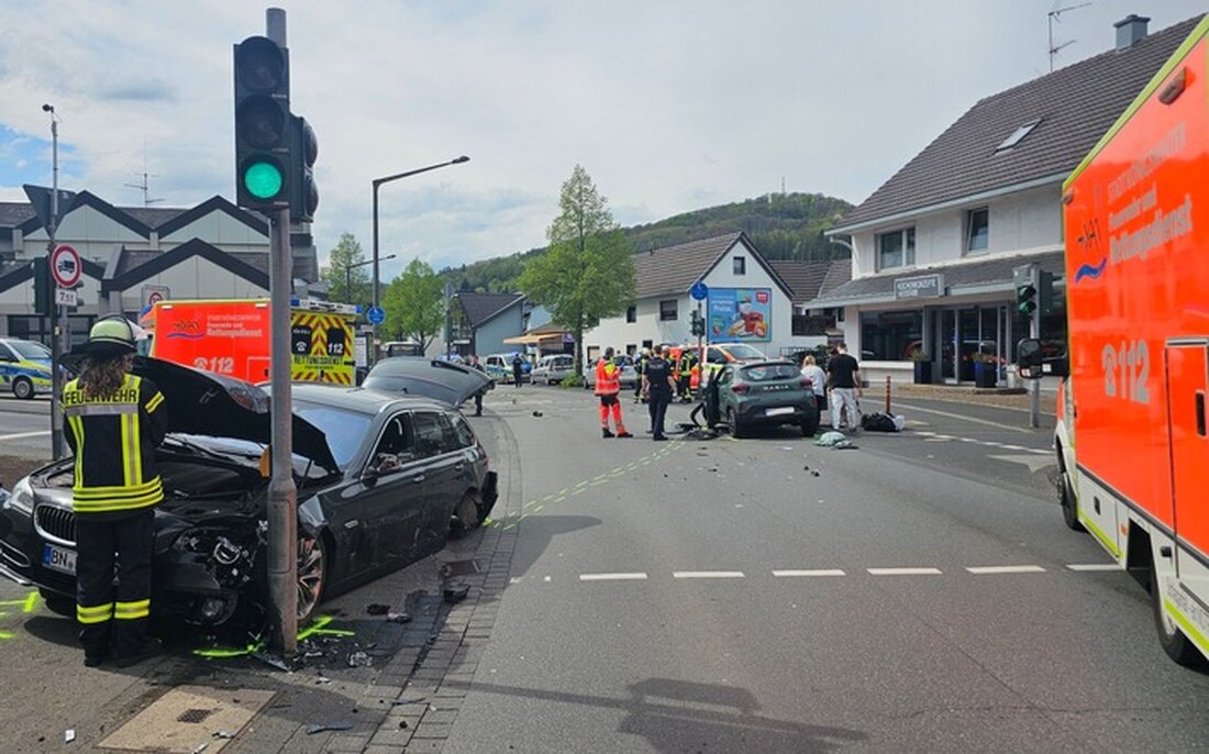 Sechs Personen wurden verletzt bei einem Verkehrsunfall in Ittenbach am Ostersonntag. Die Feuerwehr sicherte die Einsatzstelle.