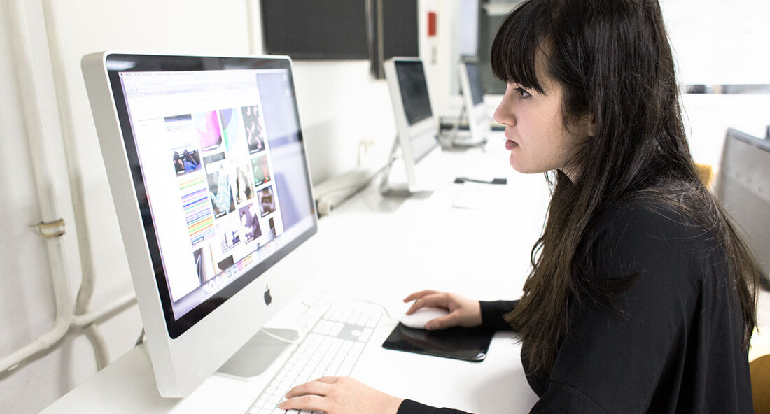 Das Wirtschaftsministerium finanziert das innovative Fortbildungsprojekt „Entwicklung eines Zertifikats für fortgeschrittene Studien in digitalen Technologien“ auf dem Graduiertencampus der Universität Aalen mit rund 445.000 Euro. Das Projekt wird im Januar 2021 beginnen. Das Ministerium für Wirtschaft, Arbeit und Wohnen finanziert das innovative Weiterbildungsprojekt „Entwicklung eines Zertifikats für fortgeschrittene Studien in digitalen Technologien“ mit rund 445.000 Euro Graduiertencampus der Universität AalenDas beginnt im Januar 2021. „In Baden-Württemberg besteht ein großer Bedarf an Software- und IT-Spezialisten. Aus diesem Grund entwickeln wir einen kurzen Kurs als Transferqualifikation, der sich speziell an Nicht-IT-Mitarbeiter richtet und eine Einstiegsqualifikation für Programmierung und Softwareentwicklung schaffen soll “, …