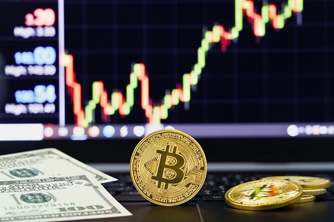 Seit Bitcoin im Jahr 2023 die 30.000-Dollar-Marke durchbrochen hat, bewegt er sich in engen Schwankungen Die Marktteilnehmer erwarten wichtige Wirtschaftsereignisse im September Alle Augen sind auf die Fed und ihre geldpolitische Entscheidung gerichtet Bitcoin-Investoren haben in den Sommermonaten wahrscheinlich die Geduld verloren, da sich die Kryptowährung nicht bewegte. Bitcoin ist für seine hohe Volatilität bekannt und konsolidiert lediglich sein aktuelles Niveau. Täuschen Sie sich nicht, der Jahresauftakt war vielversprechend. Immerhin stieg Bitcoin von 16.000 auf 32.000 US-Dollar und verdoppelte seinen Preis. Da der Kurs in diesem Jahr jedoch zum ersten Mal über 30.000 US-Dollar lag, begann eine Konsolidierung, die derzeit …