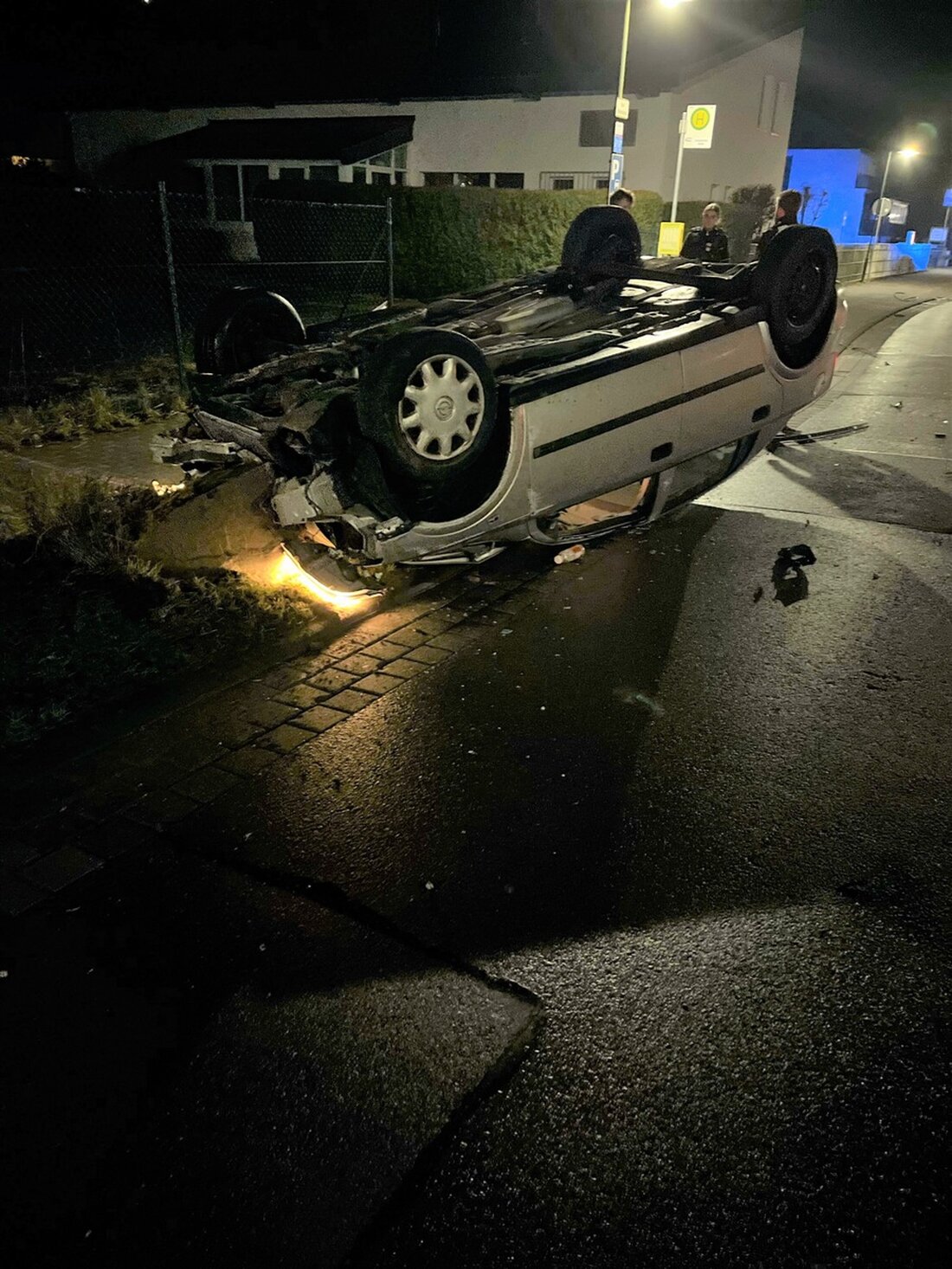 Ein 21-jähriger Fahrer geriet am 26.02. in Rösrath aufgrund von Sekundenschlafs von der Fahrbahn ab und überschlug sich.
