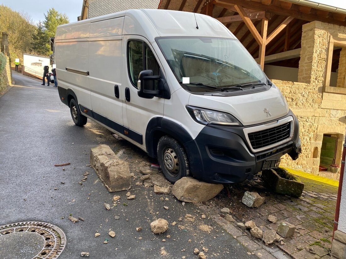 Ein 34-jähriger Paketauslieferer verlor in Kaiserslautern die Kontrolle über seinen Transporter, der gegen eine Mauer prallte.