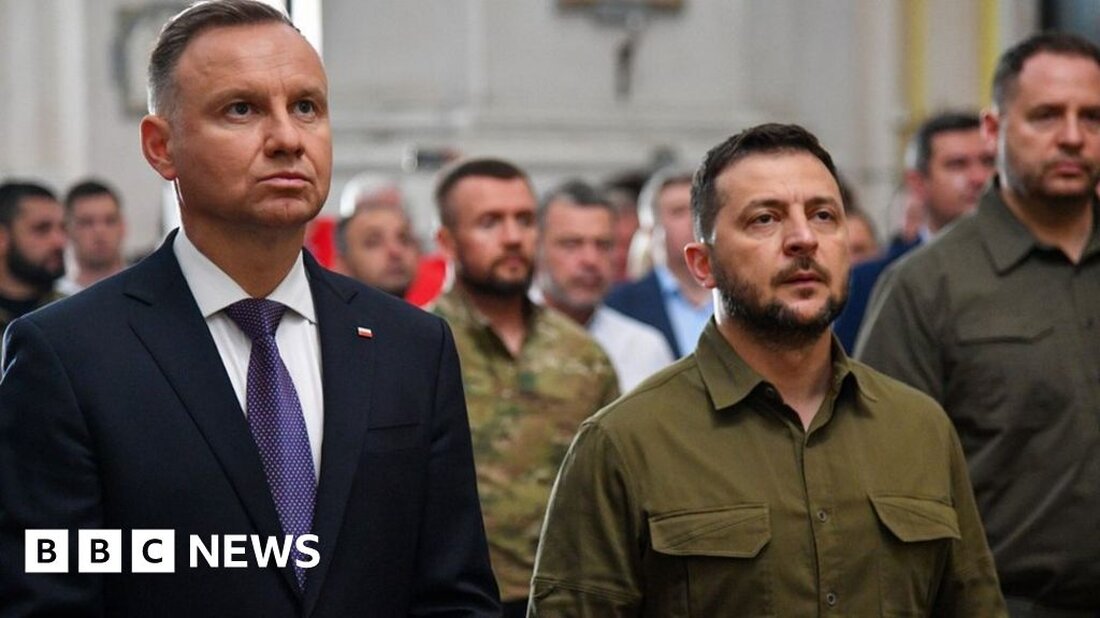 Der ukrainische Präsident Wolodymyr Selenskyj und sein polnischer Amtskollege haben gemeinsam der von ukrainischen Nationalisten beim Massaker in Wolhynien 1943 ermordeten Polen gedacht. In einer katholischen Kathedrale in der Westukraine stellten Herr Selenskyj und Präsident Andrzej Duda Kerzen zu Ehren der Zehntausenden Getöteten auf. Polen ist einer der engsten Verbündeten der Ukraine gegen die russische Besatzung. Aber das Gemetzel in Wolhynien bleibt eine dunkle Wolke in ihren Beziehungen. Die ukrainischen Nationalisten unter der Führung von Stepan Bandera operierten während des Zweiten Weltkriegs im deutsch besetzten Polen und wurden von den Nazis ausgebildet. Sie griffen etwa 150 Dörfer an und ermordeten …