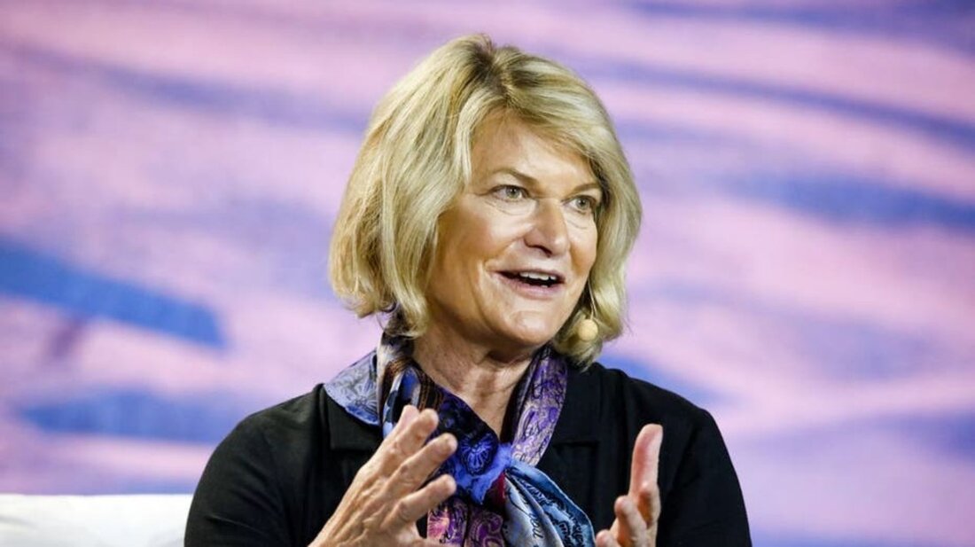 Die Senatorin von Wyoming, Cynthia Lummis, sagte, die von ihr vorbereitete Gesetzesvorlage beabsichtige, Kryptowährungen in denselben Kategorien wie traditionelle Vermögenswerte zu regulieren Sie sagte, NFTs seien schwer zu kategorisieren und würden daher in der kommenden Gesetzesvorlage nicht behandelt Die Senatorin von Wyoming, Cynthia Lummis, hat weitere Details über den geplanten Pro-Krypto-Regulierungsrahmen enthüllt, den sie voraussichtlich in Zusammenarbeit mit der demokratischen Senatorin von New York, Kristin Gillibrand, vorlegen wird. Im Interview mit Axios veröffentlicht Anfang dieser Woche erklärte der US-Senator, dass das kommende Gesetz aus einem Blickwinkel regulieren würde, so dass digitale Vermögenswerte unter dieselben Kategorien fallen, in denen traditionelle Vermögenswerte …